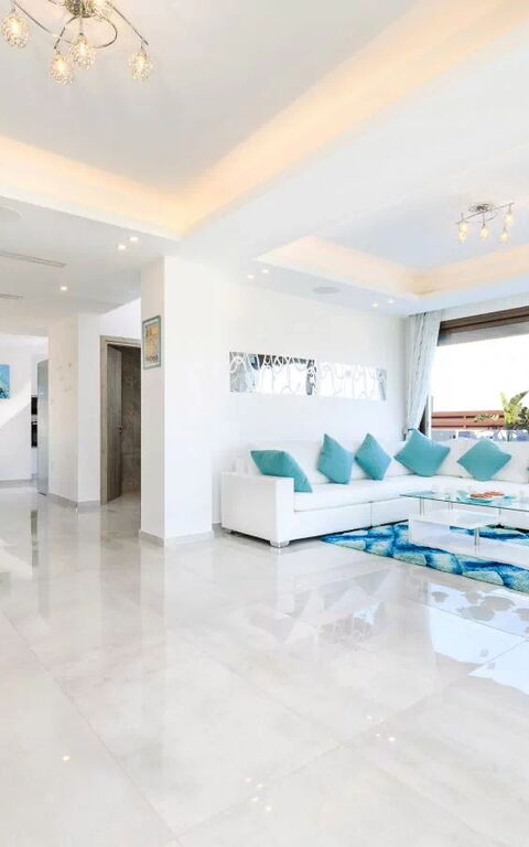 Serenity Seafront Villa: Woonkamer