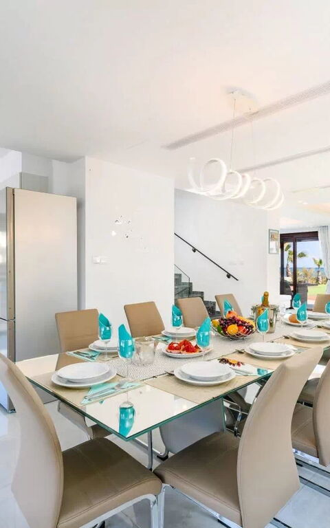 Serenity Seafront Villa: Lunchroom, Woonkamer