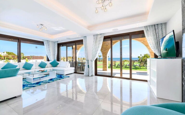 Serenity Seafront Villa: Woonkamer