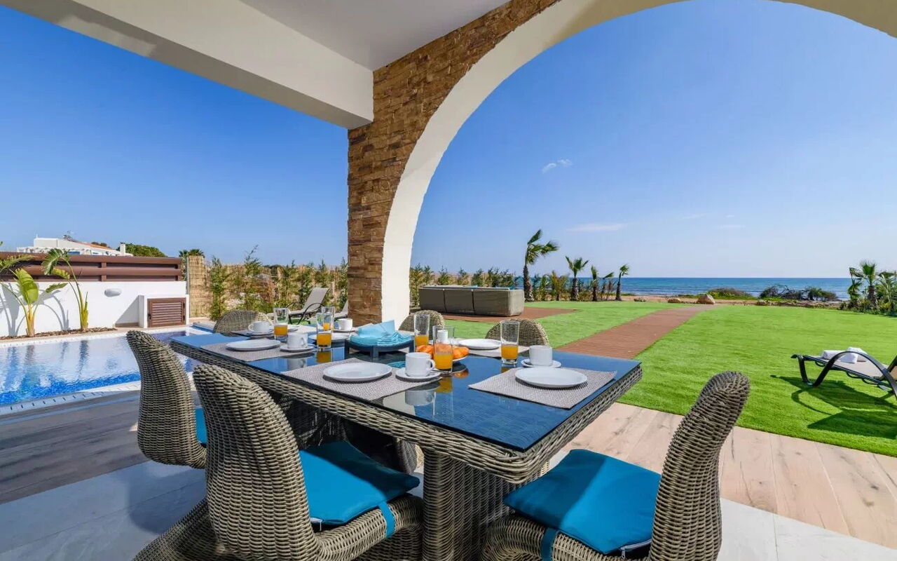 Serenity Seafront Villa: Balkon / terras / patio, Buitenkanten, Buitenshuis