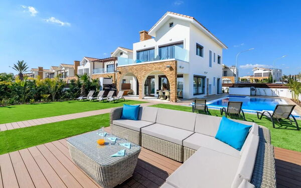 Serenity Seafront Villa: Buitenkanten, Buitenshuis, Tuin, zwembad