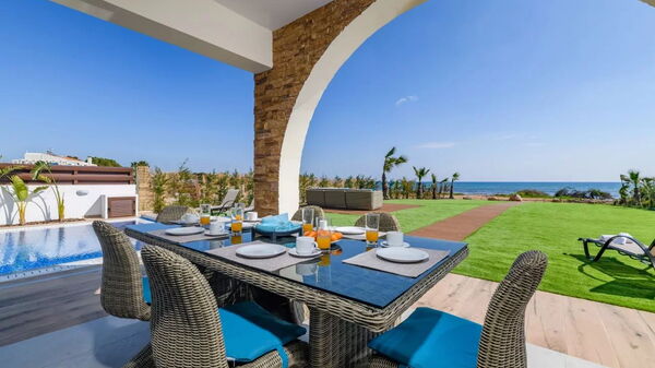 Serenity Seafront Villa: Balkon / terras / patio, Buitenkanten, Buitenshuis