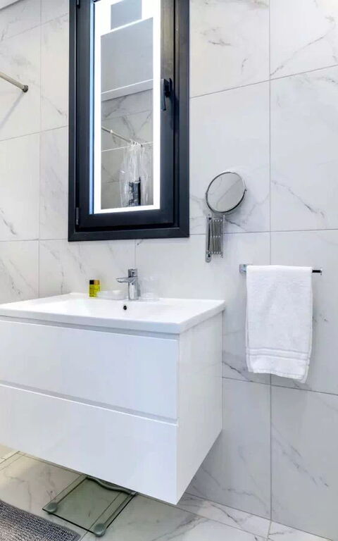By the Beach - Royal Sapphire Villa: Badkamer
