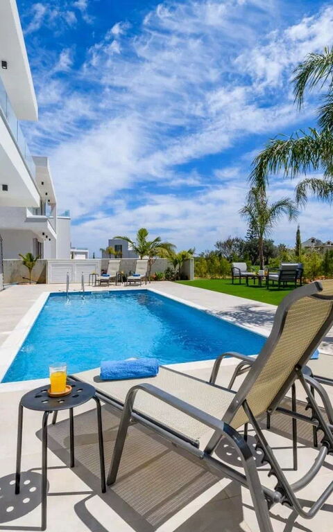 By the Beach - Royal Sapphire Villa: Buitenkanten, Buitenshuis, zwembad