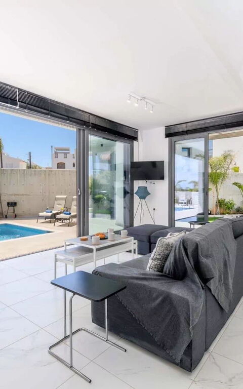 By the Beach - Royal Sapphire Villa: Woonkamer