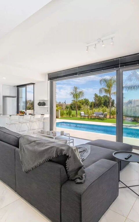 By the Beach - Royal Sapphire Villa: Woonkamer