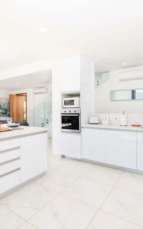 By the Beach - Royal Sapphire Villa: Keuken