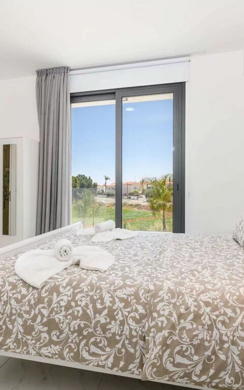 By the Beach - Royal Sapphire Villa: slaapkamer