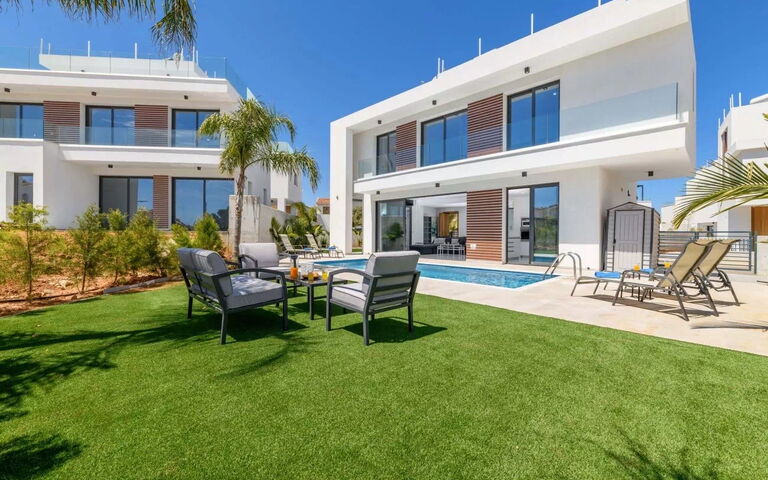 By the Beach - Royal Sapphire Villa: Buitenkanten, Buitenshuis, Tuin, zwembad