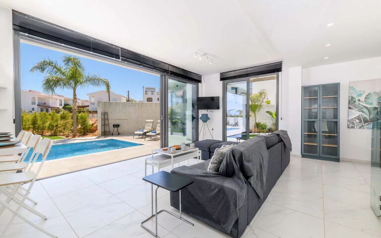 By the Beach - Royal Sapphire Villa: Woonkamer