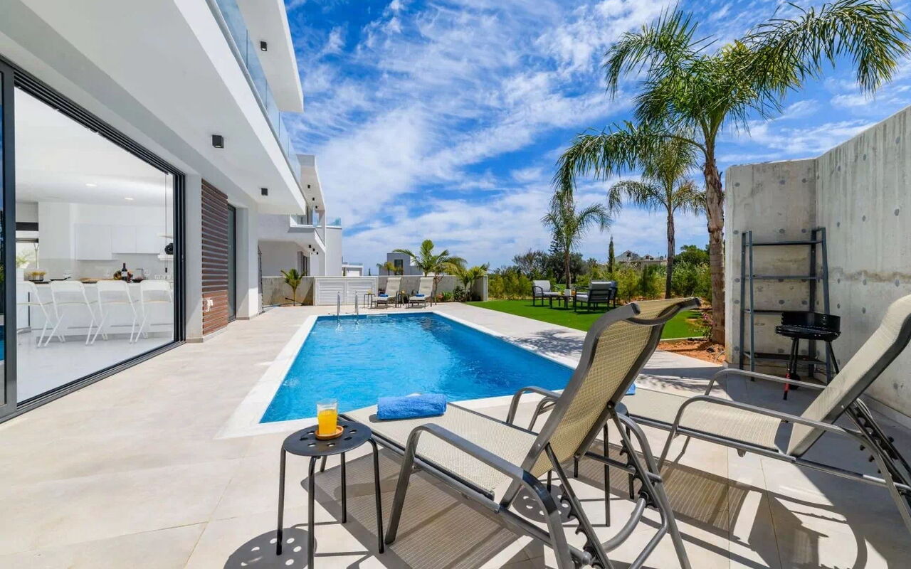 By the Beach - Royal Sapphire Villa: Buitenkanten, Buitenshuis, zwembad
