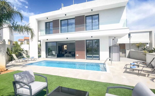 By the Beach - Royal Sapphire Villa: Buitenkanten, Buitenshuis, Tuin, zwembad