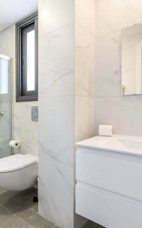 By the Beach - Sea Pearl Villa: Badkamer