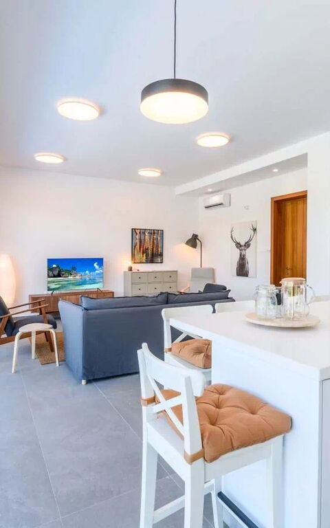 By the Beach - Sea Pearl Villa: Keuken, Woonkamer