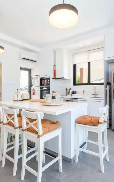 By the Beach - Sea Pearl Villa: Keuken, Lunchroom