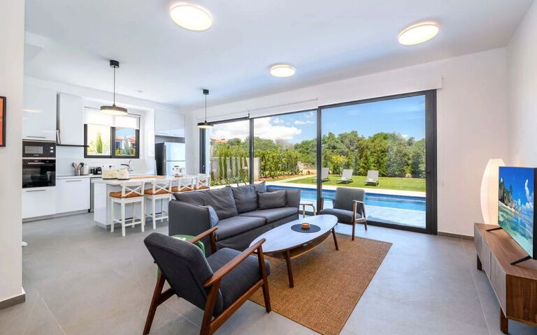 By the Beach - Sea Pearl Villa: Woonkamer
