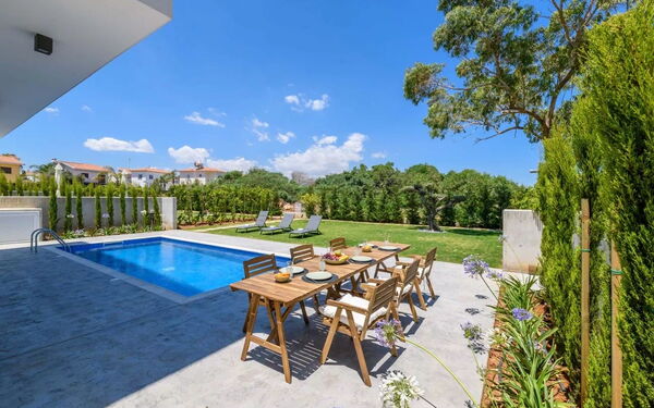 By the Beach - Sea Pearl Villa: Buitenkanten, Buitenshuis, Tuin, zwembad