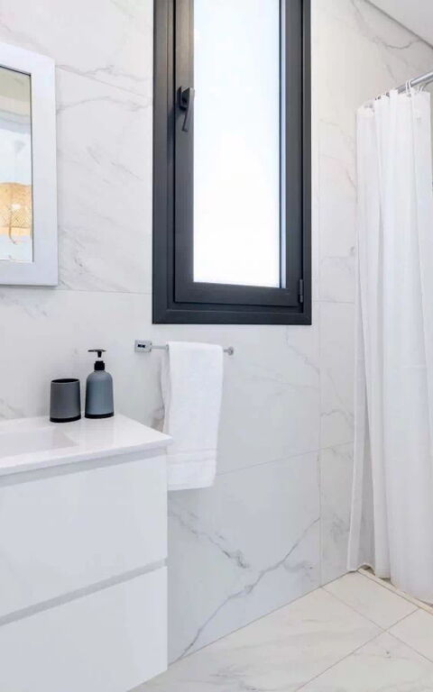 By the Beach - White Coral Villa: Badkamer