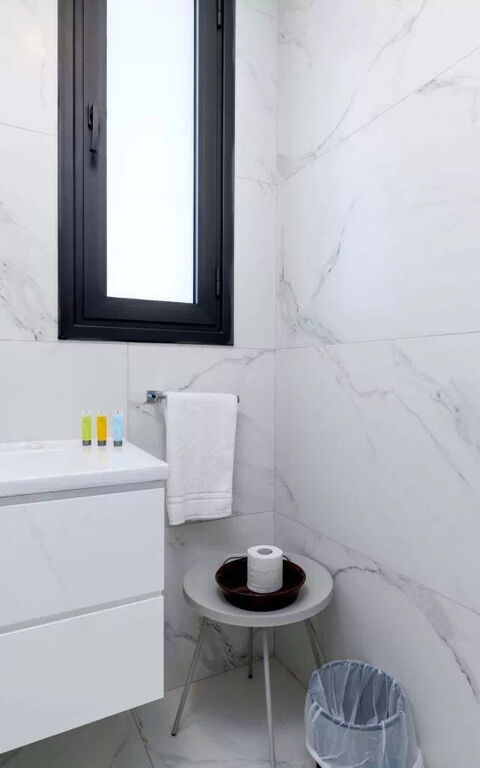 By the Beach - White Coral Villa: Badkamer
