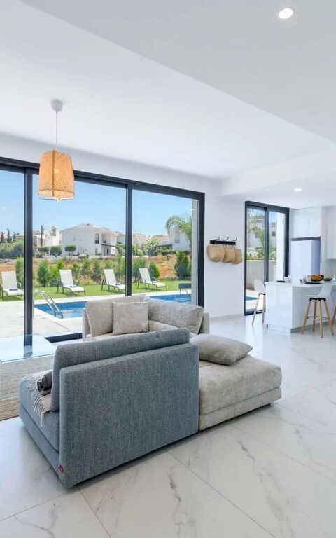 By the Beach - White Coral Villa: Woonkamer