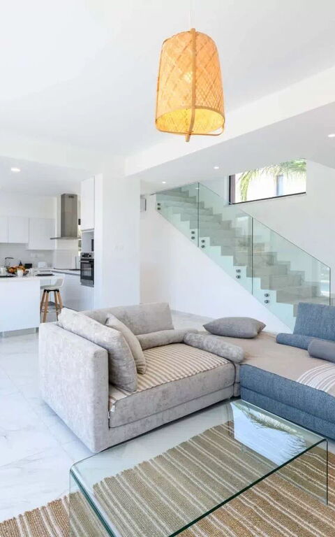 By the Beach - White Coral Villa: Woonkamer