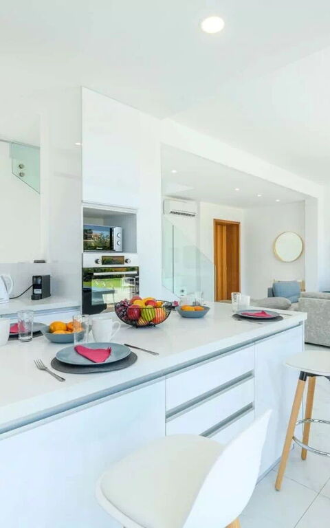 By the Beach - White Coral Villa: Keuken