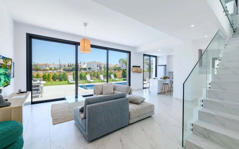 By the Beach - White Coral Villa: Woonkamer