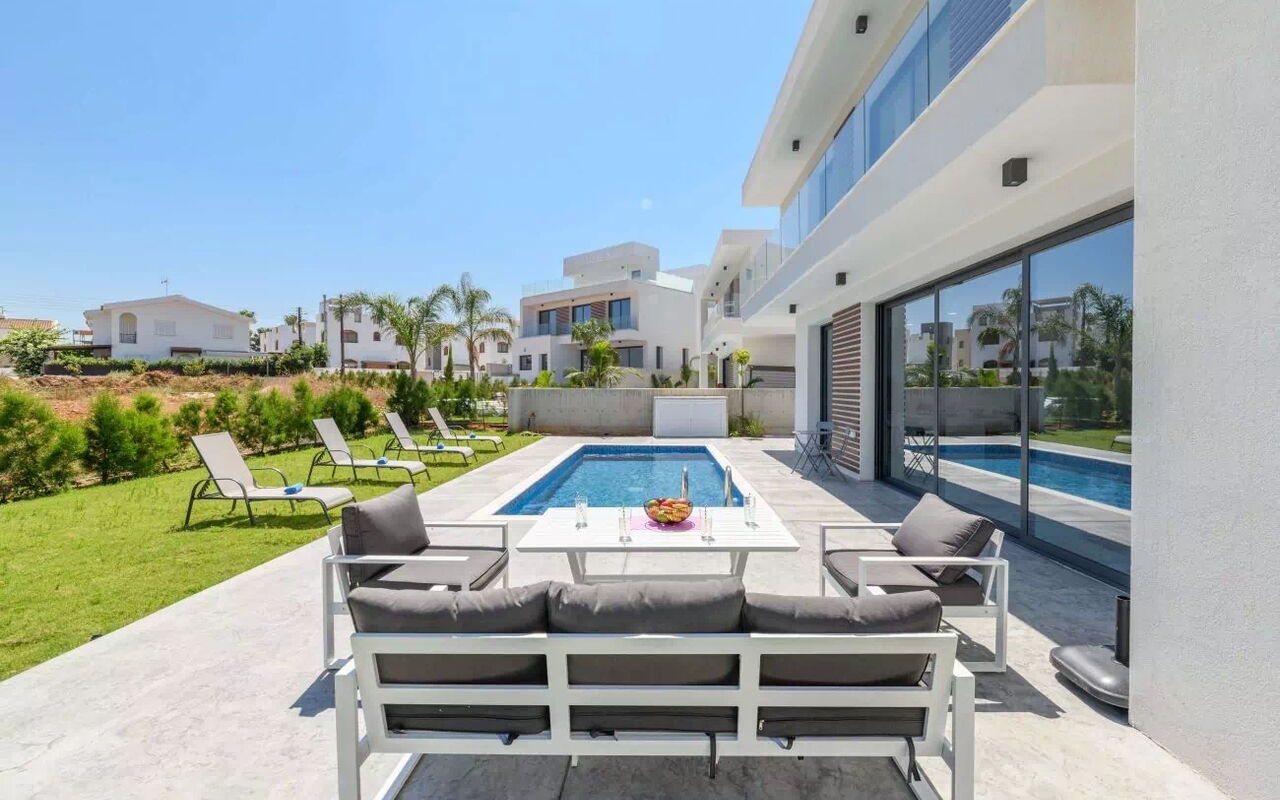 By the Beach - White Coral Villa: Buitenkanten, Buitenshuis, Tuin, zwembad
