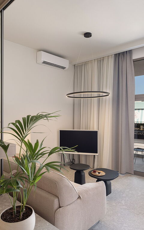 Ares Luxurious Residence: Woonkamer