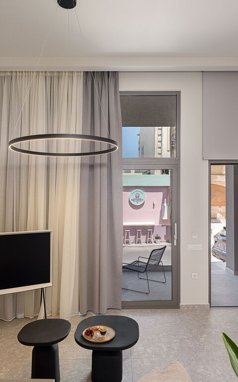 Ares Luxurious Residence: Woonkamer