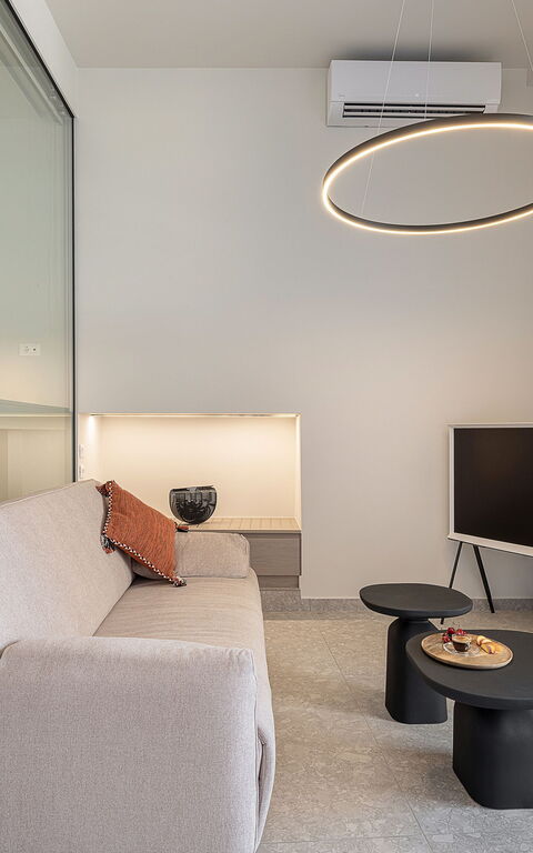 Ares Luxurious Residence: Woonkamer