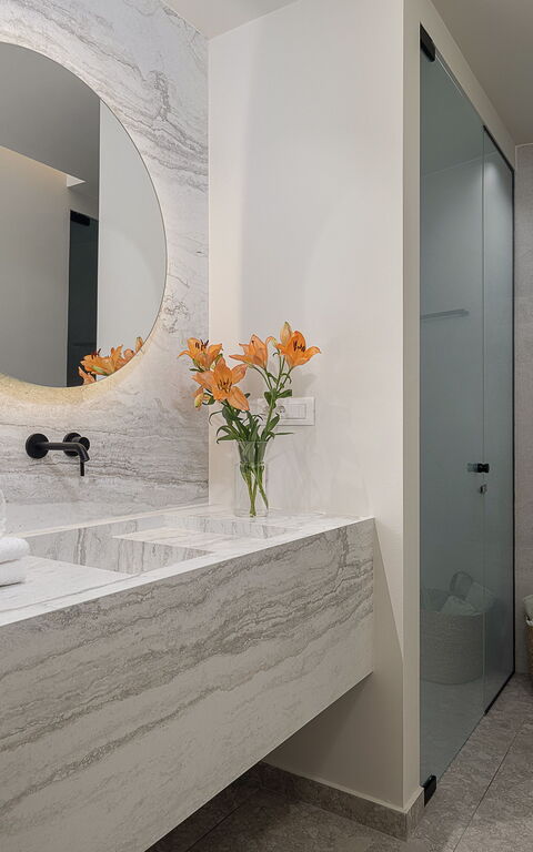 Ares Luxurious Residence: Badkamer