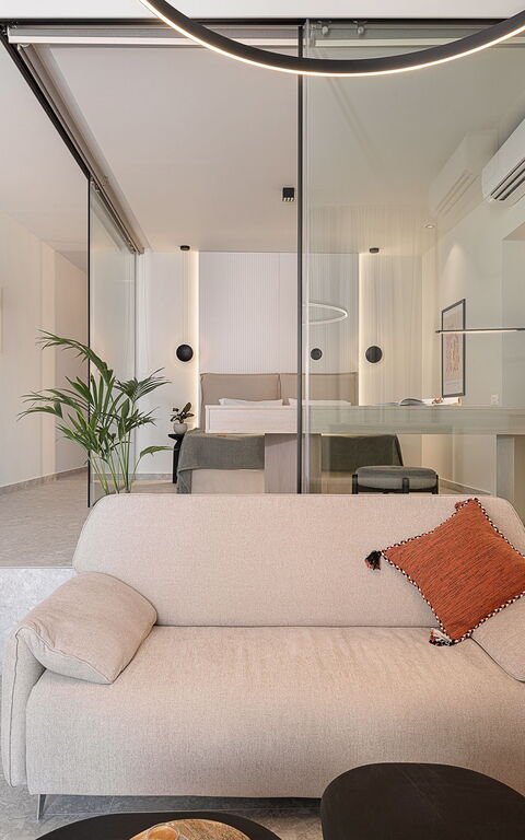 Ares Luxurious Residence: Woonkamer