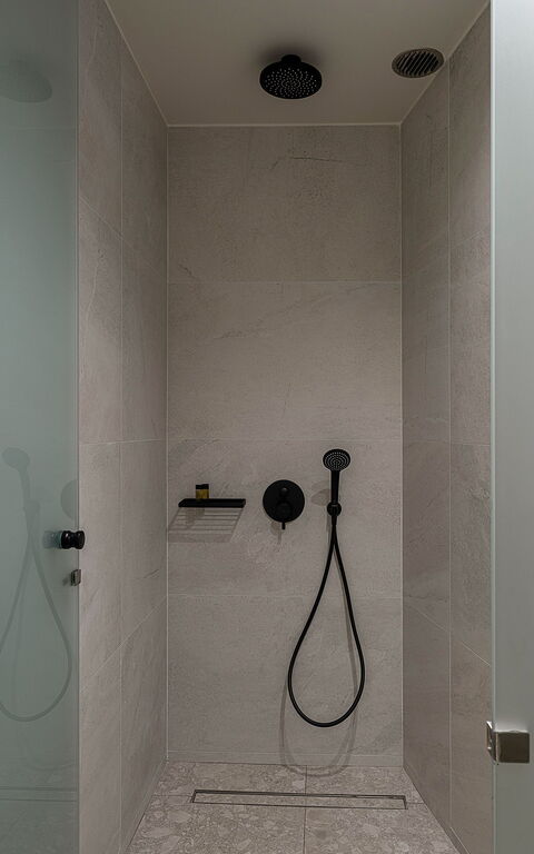 Ares Luxurious Residence: Badkamer
