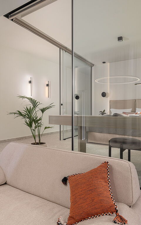 Ares Luxurious Residence: Woonkamer