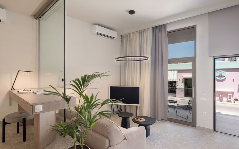 Ares Luxurious Residence: Woonkamer