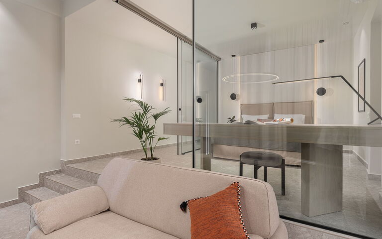 Ares Luxurious Residence: Woonkamer