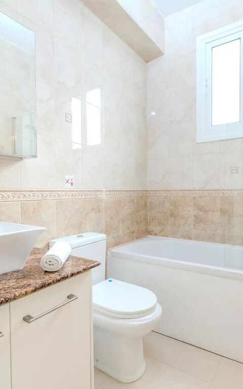 Aya Thekla Beach House: Badkamer