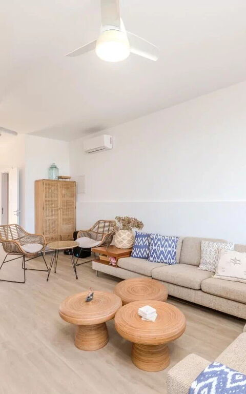 Aya Thekla Beach House: Woonkamer