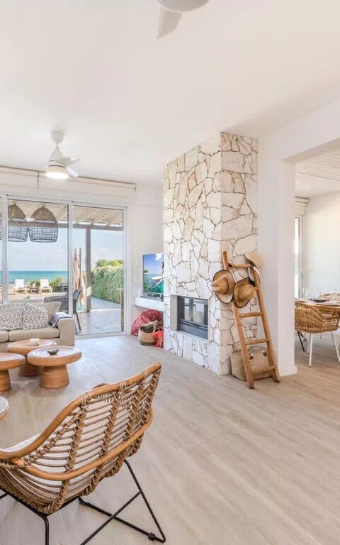Aya Thekla Beach House: Woonkamer