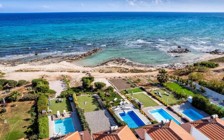 Aya Thekla Beach House: Keer bekeken, zwembad