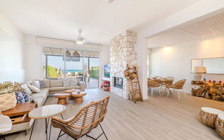 Aya Thekla Beach House: Woonkamer