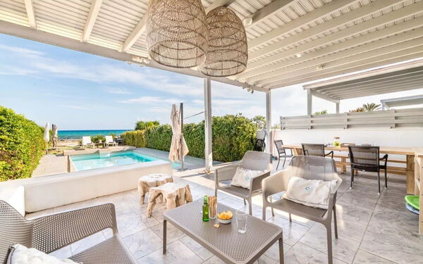 Aya Thekla Beach House: Balkon / terras / patio, Buitenkanten, Buitenshuis, zwembad