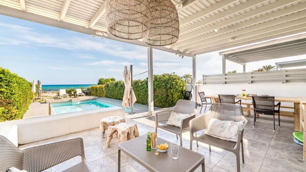 Aya Thekla Beach House: Balkon / terras / patio, Buitenkanten, Buitenshuis, zwembad
