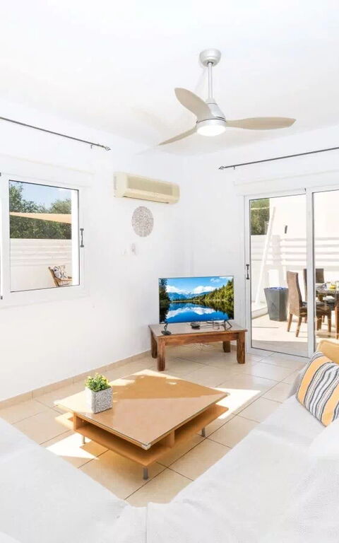Ayia Triada Beach Gardens: Woonkamer