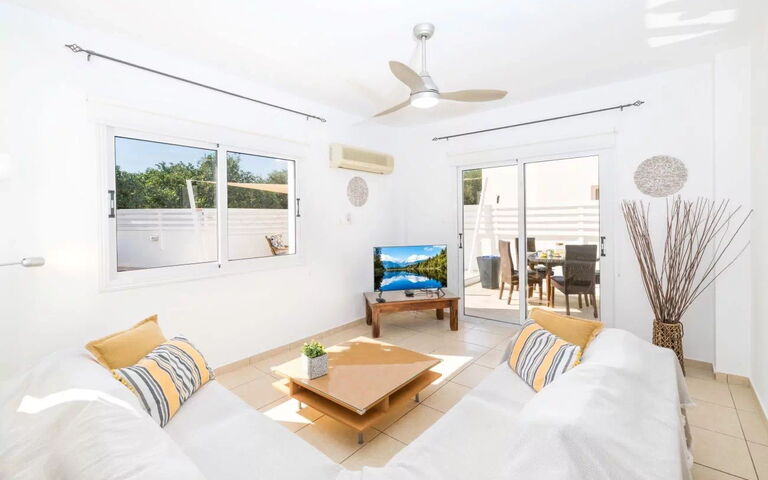 Ayia Triada Beach Gardens: Woonkamer