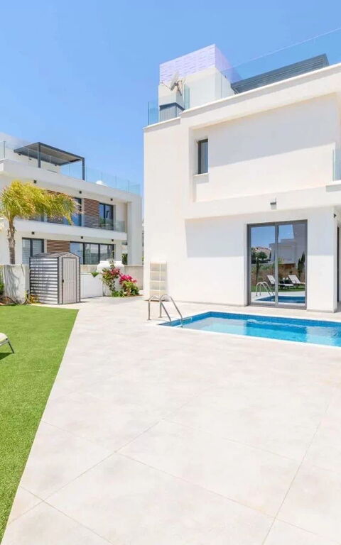 By the Beach - Emerald Seaview Villa: Buitenkanten, Buitenshuis, Tuin, zwembad