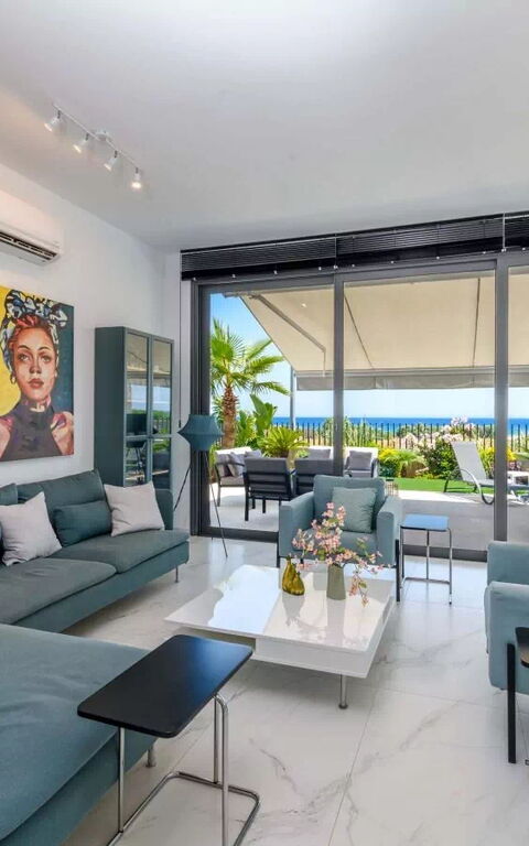 By the Beach - Emerald Seaview Villa: Woonkamer
