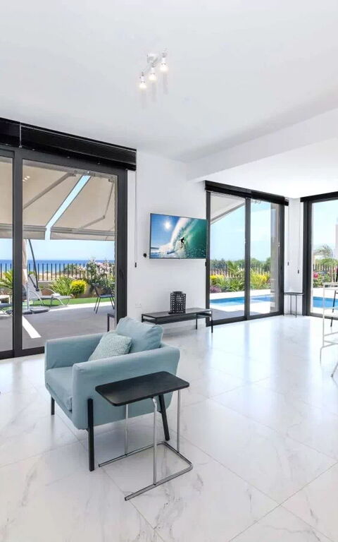 By the Beach - Emerald Seaview Villa: Woonkamer