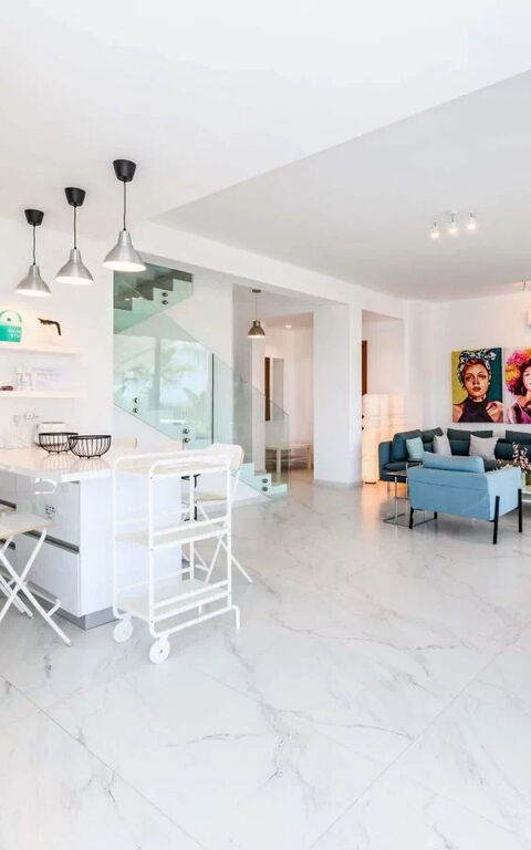 By the Beach - Emerald Seaview Villa: Woonkamer